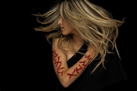 Blonde Fille Posant Photo Gratuite