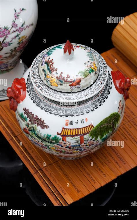 Traditional Chinese Porcelain Stock Photo Alamy