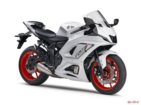 「yzf R7 Abs」に白が追加！ホイールほか一部のみ「朱色」なのもセンスよし！同色でまとめあげている継続色モデルとは違うのだ