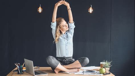 8 Posturas De Yoga Que Puedes Hacer En Una Silla En La Oficina