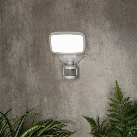 Lynn Led Outdoor Floodlight With Pir Sensor Ip65 White Homebase