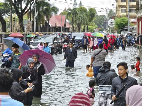 3 Dead And Over 90 000 Displaced As Malaysia Prepares For Its Worst