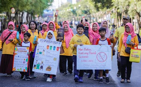 Peringati Hari Tanpa Kantong Plastik Sedunia SDN Ketabang I Bagikan