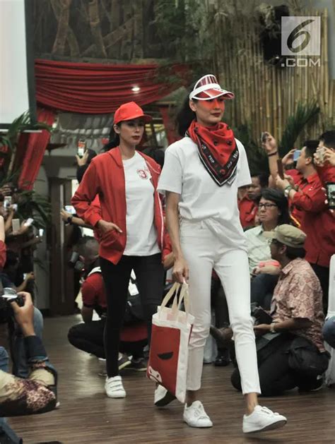 FOTO Pesona Artis Dan Model Kader PDIP Peragakan Atribut Milenial