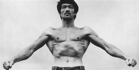 李小龙变态身体肌肉照：体脂含量仅3，一秒可打出9拳，踢出6脚俯卧撑李小龙肌肉新浪新闻