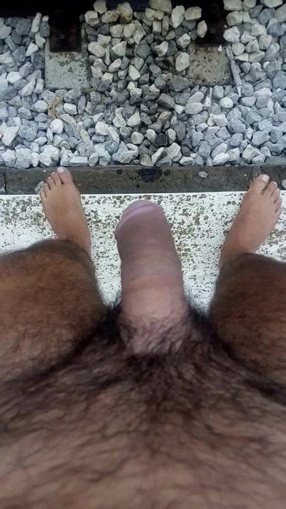Pisciata Nudo Sui Binari Della Stazione Piscio Nudo Scalzo Gay Amateur Amateur Porn Xhamster