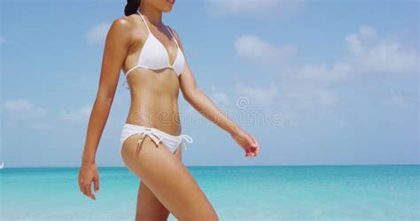 Mujer Sexy Con Cuerpo De Playa Perfecto En Bikini Blanco Caminando En La Playa En Un D A Soleado