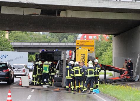 Lastwagen bleibt an Brücke hängen und kippt um