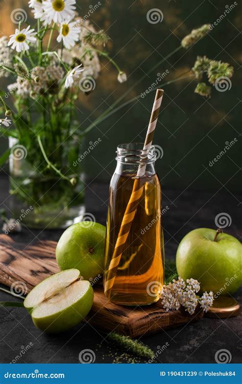 Samenstelling Met Appelsap In Een Glazen Flesje Met Groene Appelen En