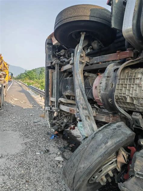 装700件快递大货车高速爆胎翻车 车轮花纹都磨没了 快科技 科技改变未来