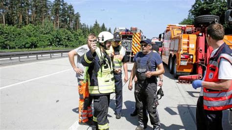 Horror Unfall Auf Der A Bei Bad Klosterlausnitz Ein Fahrer Berlebt