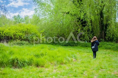 新緑の公園を歩く女性 No 23957212｜写真素材なら「写真ac」無料（フリー）ダウンロードok