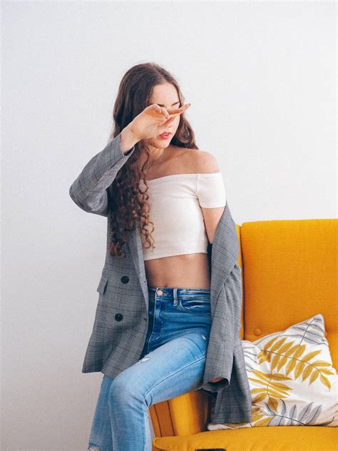 Download Trendy Women Summer Outfit Wallpaper | Wallpapers.com