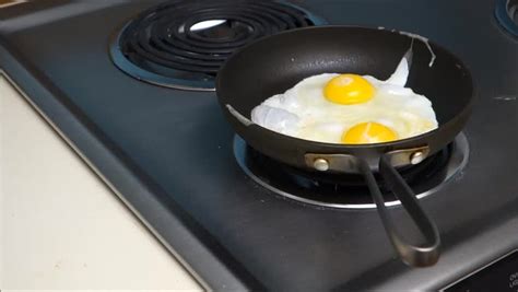 Sizzling Eggs Frying In Pan On Stove Stock Footage Video 6844168 Shutterstock