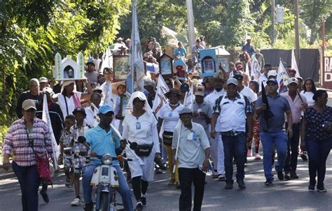 Fieles Donan Toros Al Santo Cristo De Bayaguana