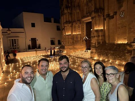 5 000 velas iluminan el centro histórico de Arcos de la Frontera en una