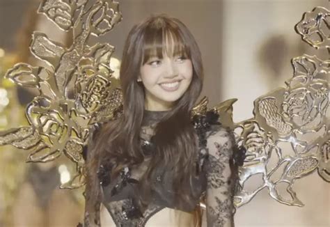 Lisa Blackpink Tampil Memukau Di Victoria S Secret Fashion Show