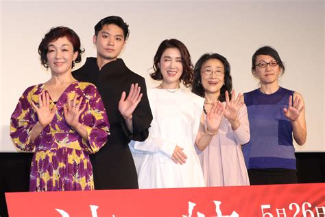 筒井真理子が新興宗教に傾倒する主人公役「一瞬で信者に」息子役の磯村勇斗には「ひどい悪口を」 シネマ写真ニュース 日刊スポーツ