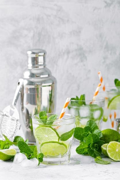 Refrescante cóctel alcohólico de verano mojito con hielo menta fresca