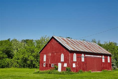 Premium Photo Rustic Red Barn Amidst Greenery In Fort Wayne Indiana