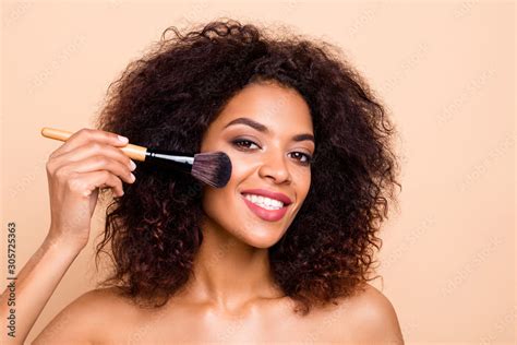 Foto De Close Up Photo Beautiful She Her Dark Skin Model Lady Brunette Wavy Hairdo Aesthetic