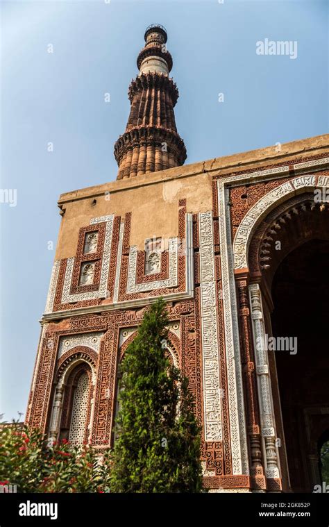 Alai Darwaza Alai Gate And The Qutab Minar At The Qutb Complex New