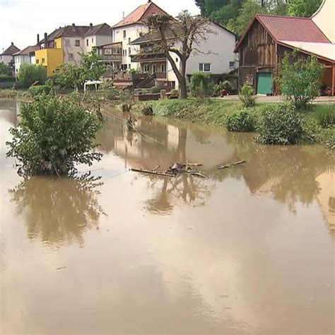 Aufräumen nach dem Unwetter in Hochwasserorten Riveris und Zell SWR