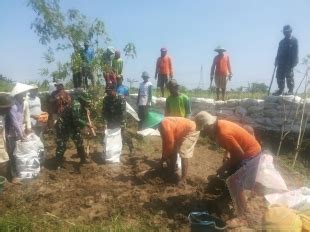 Koramil 04 Tanjung Bersama Masyarakat Karya Bhakti Pasca Bencana Banjir