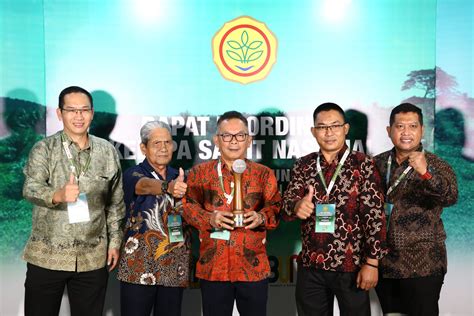 Unit Usaha Asian Agri Terima Penghargaan Program Peremajaan Sawit