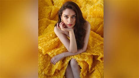 गउन म Aditi Rao Hydari क दलकश अदज दखए उनक गलमरस तसवर