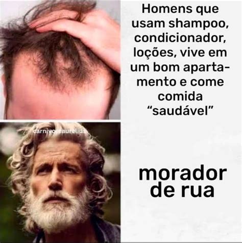 Homens que usam shampoo condicionador loções vive em um bom aparta