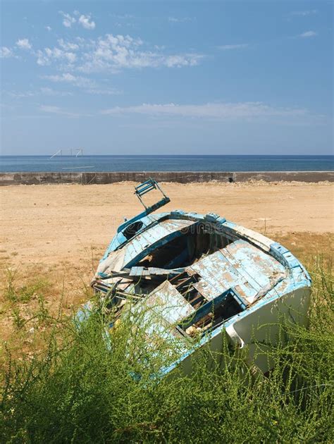 Barco De Madeira Abandonado Azul Fora Do Mar Foto De Stock Imagem De