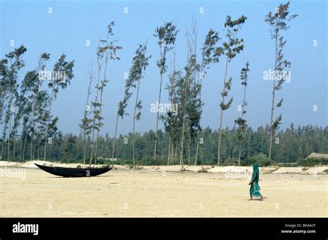 Bay Of Bengal India Beach Near Digha Fishing Boat Stock Photo Alamy