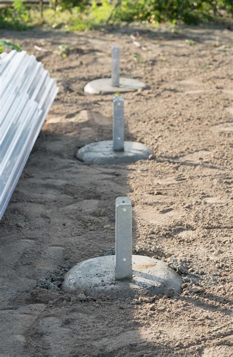 Mit Bodenhülsen Pfostenträgern oder in Beton Zaunpfähle setzen wie