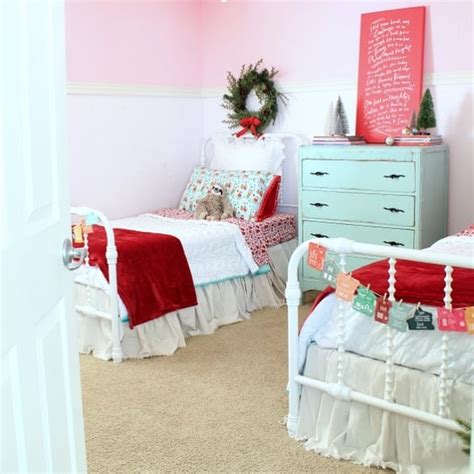 22 Matching Twin Bedroom Ideas That Work For Small Rooms