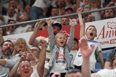 Kibice i cheerleaderki na derbowym meczu Anwil Włocławek Arriva