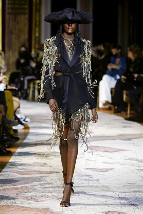 Zuhair Murad y su desfile más pirata en la Haute Couture de Paris Hoy