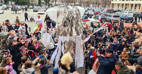 Lons le Saunier Le carnaval de la maison commune a défilé dans les