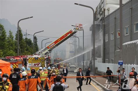 꺼진 불도 살아나는 리튬 전지 화재계속 진압중 뉴스1