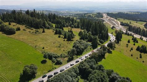 Turyści jadą pod Tatry duże korki na zakopiance