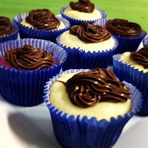 Cupcakes De Baunilha Recheio De Ferrero Rocher E Cobertura De