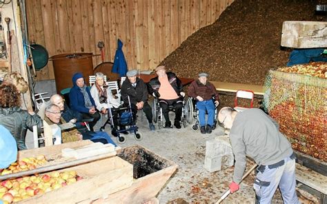 à Saint Thégonnec Loc Eguiner les résidents de la maison de retraite