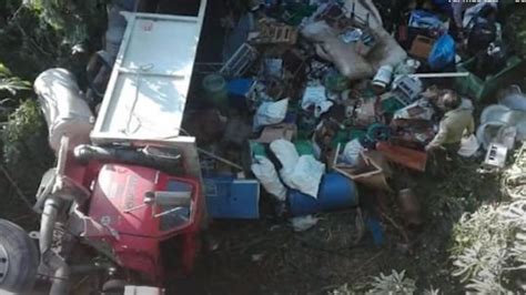 Un camión de mudanza cae por un puente y provoca cuatro muertes en