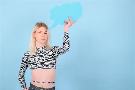 Joven Gay De A Os Con Maquillaje Aislado En Un Retrato De Estudio De Fondo Coloreado Gente