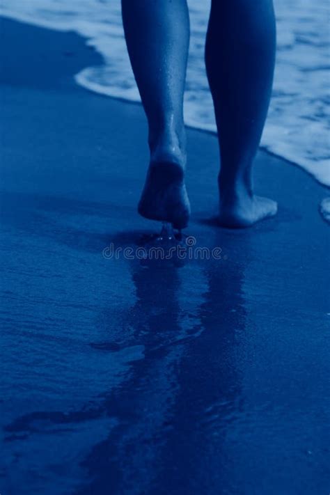 Mulher Andando Na Praia Deixando Pegadas Na Areia Foto De Stock