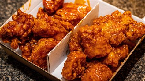 Buffalo Wild Wings Honey Sriracha And Honey Garlic Wings Review 2 New Bold Flavors Perfect For