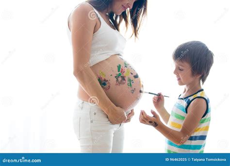 Criança Feliz Menino Pintando Na Barriga Grávida Do S Da Mamã