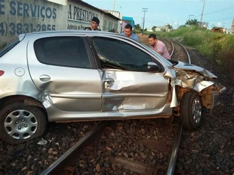 G1 Carro invade linha férrea e é arrastado por trem em Patrocínio