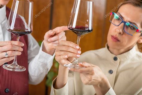 Evaluación de la calidad del vino Sommelier explicando a los