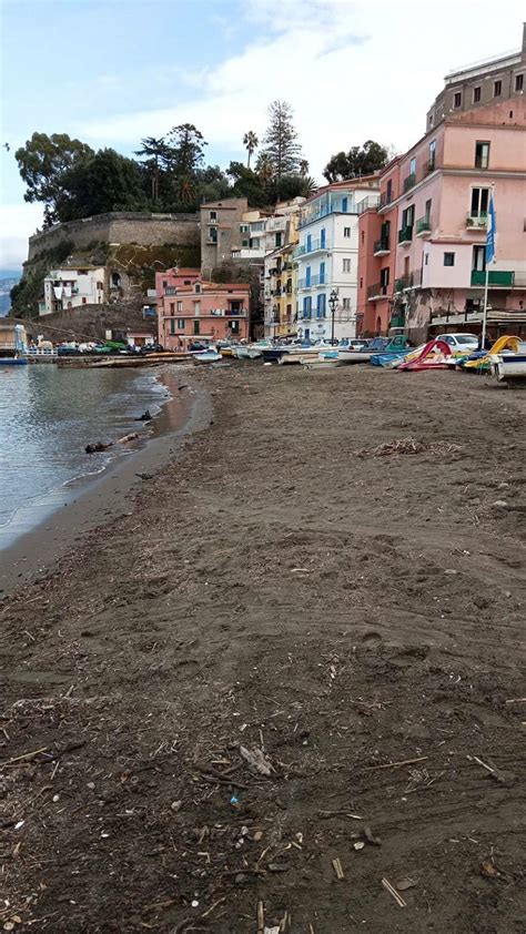 Sorrento Ripulite Le Spiagge Dai Rifiuti Luigi Di Prisco Se Lo